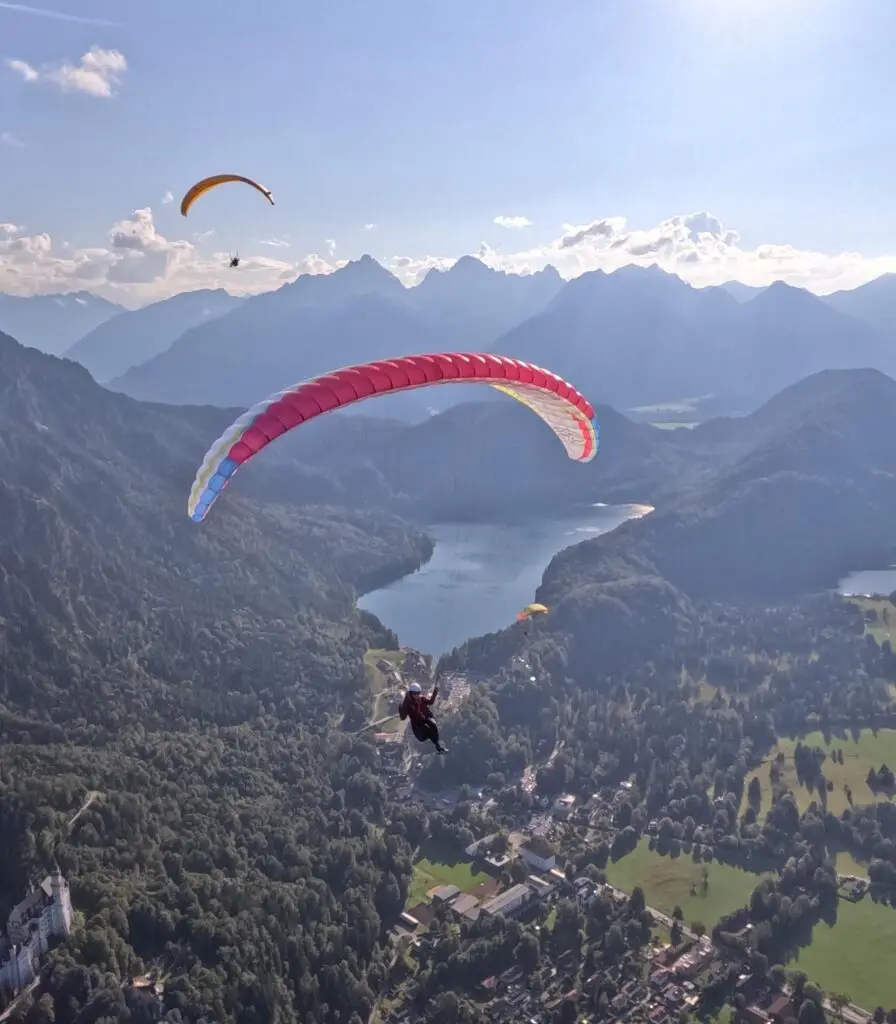 Airdesign Susi 4 über Schloss Neuschwanstein mit dem Alpsee im Hintergrund