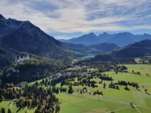 Die Allgäuer Landschaft aus der Luft und Blick auf Schloss Neuschwanstein